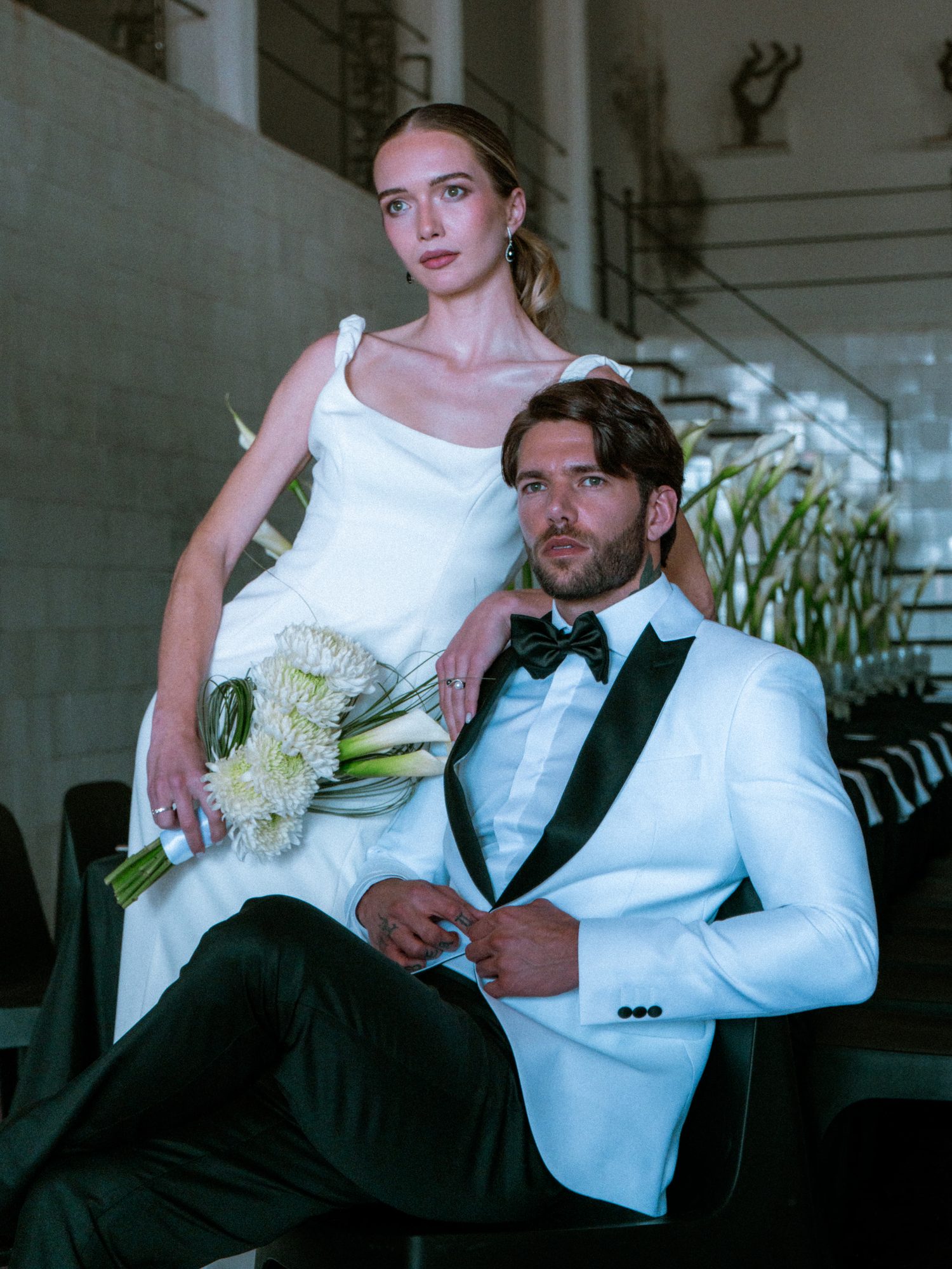 Pareja de novios en una boda editorial